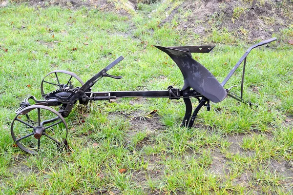 Arado de cavalo encontra-se na grama — Fotografia de Stock