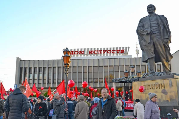 Kaliningrad, Ryssland - 07 november 2017: Monument till V.I. Lenin mot bakgrund av House of Arts. Semester-möte. Rysk text - House of Arts, Lenin — Stockfoto