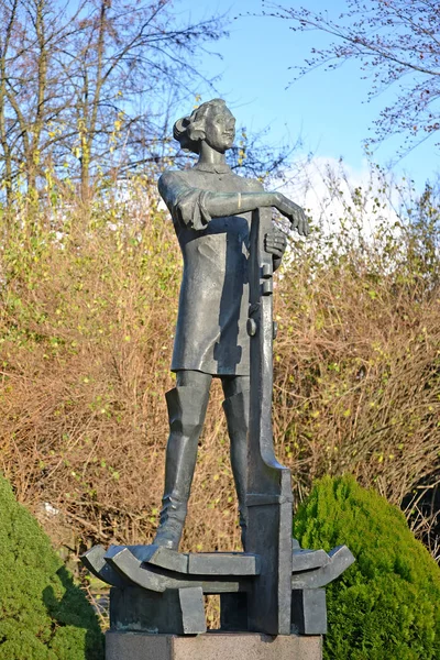 KALININGRAD, RÚSSIA - NOVEMBRO 30, 2019: Estátua de Pedro I no parque. Monumento "No berço da frota russa". Ilha de Kant — Fotografia de Stock