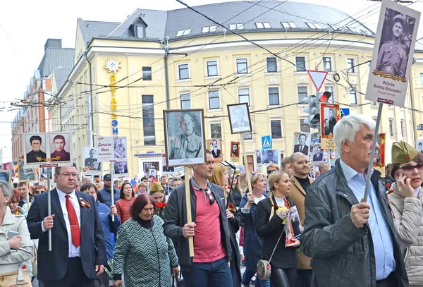 KALININGRAD, RUSSIE - 09 MAI 2019 : Une procession bondée avec des portraits de participants à la Grande Guerre patriotique. L'action "Régiment immortel " — Photo