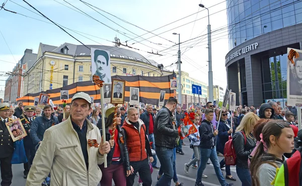 KALININGRAD, RUSSIE - 09 MAI 2019 : Procession des participants à l'action patriotique "Régiment Immortel " — Photo