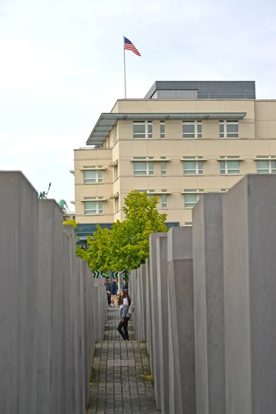 BERLIN, GERMANY - AUGUST 12, 2017: Steles of the Holocaust Memorial against the background of the building of the US Embassy — 스톡 사진