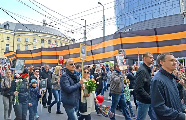 KALININGRAD, RUSSIE - 09 MAI 2019 : Les participants à l'action patriotique "Régiment Immortel" vont sur le fond du ruban Saint-Georges — Photo