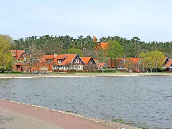 Zicht op vissershuisjes aan de zijkant van de Golf van Kurshskiy. Nida, Litouwen — Stockfoto