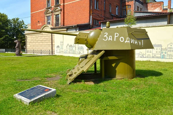 Chernyakhovsk, Russia - August 16, 2019: Μνημόσυνο για τους στρατιώτες του 75ου τεθωρακισμένου τεθωρακισμένου συντάγματος. Ρωσικό κείμενο - Για τη Μητέρα Γη! — Φωτογραφία Αρχείου