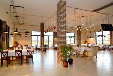Büyük pencereli restoran salonu.