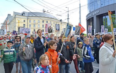 Kaliningrad, Rusya - 09 Mayıs 2019: İnsanlar Büyük Vatanseverlik Savaşı 'na katılanların portreleriyle yürüyorlar. 