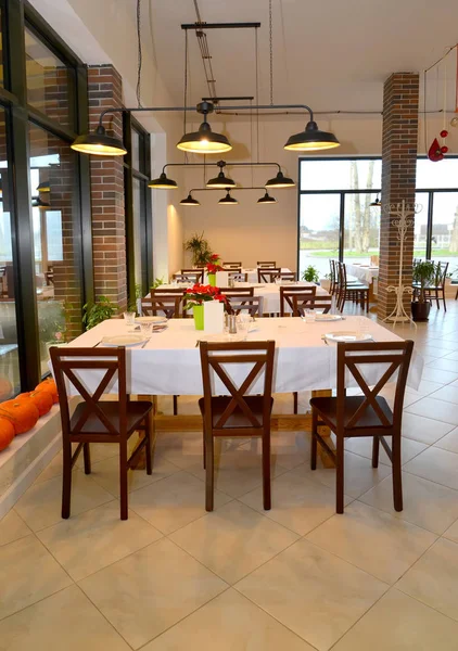 Luces metálicas colgantes sobre mesas en un restaurante —  Fotos de Stock