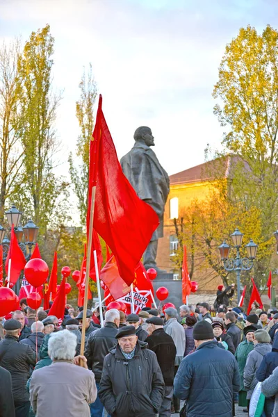 Kaliningrad, Ryssland - november 07, 2017: Folkmassa vid ett möte tillägnat 100-årsjubileet av den stora oktoberrevolutionen — Stockfoto