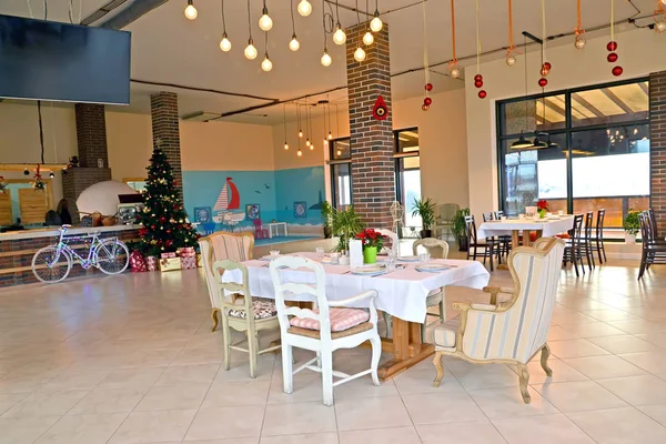 KALININGRAD, RÚSSIA - 26 DE DEZEMBRO DE 2019: As instalações do restaurante com uma árvore de Natal. Interior — Fotografia de Stock