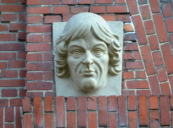 Nyikolaj Kopernikusz szobrászati portréja az épület téglahomlokzatán. Kalinyingrád — Stock Fotó
