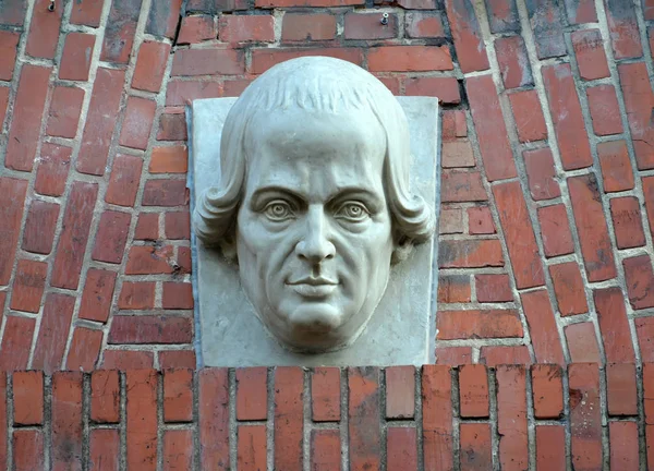 Mascaron de Johann Gerder na fachada de tijolos do edifício. Kaliningrado — Fotografia de Stock