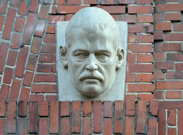 Sculpture portrait of artist Lovis Corinth on the brick facade of the building. Kaliningrad — Stock Photo, Image