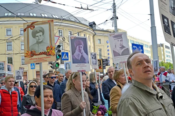 Kaliningrad, Ryssland - May 09, 2019: Människor håller porträtt av deltagare i det stora patriotiska kriget. Åtgärden "Odödliga regementet" — Stockfoto