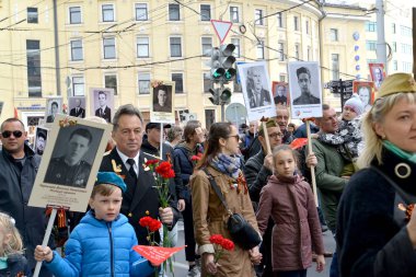 Kaliningrad, Rusya - 09 Mayıs 2019: İnsanlar Büyük Vatanseverlik Savaşı katılımcılarının portrelerini taşıyor. Stock 