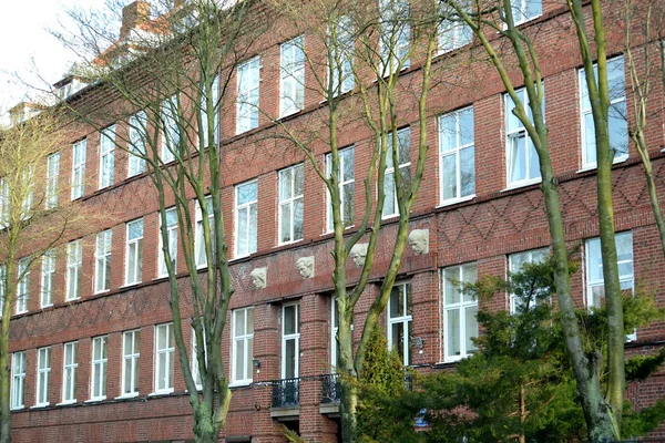 KALININGRAD, RUSSIA - JANUARY 14, 2020: Facade of gymnasium building  1 (former higher real school "Burgshule," 1926-27) — Stock Photo, Image