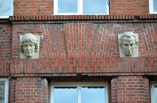 KALININGRAD, RUSSIA - 14 GENNAIO 2020: Ritratti di scultura di Nikolai Copernicus e Immanuel Kant sulla facciata in mattoni dell'edificio della palestra 1 — Foto Stock