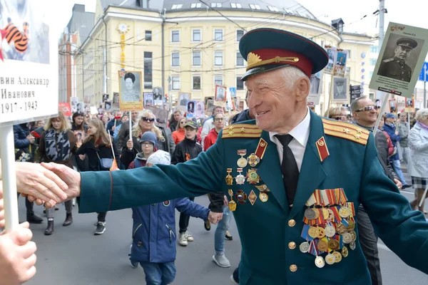 KALININGRAD, RUSSIA - MAY 09, 2019: Congratulations of the veteran of internal troops of the Ministry of Internal Affairs. Stock "Immortal Regiment" — Stock Photo, Image