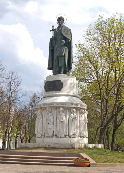 PSKOV, RUSIA - 08 DE MAYO DE 2010: Monumento a la princesa Olga en la plaza de la ciudad —  Fotos de Stock