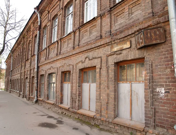 Παλιό κτίριο τούβλο στο Pskov — Φωτογραφία Αρχείου