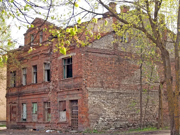 Edificio de ladrillo decrépito en Pskov —  Fotos de Stock