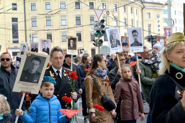 KALININGRAD, RUSSIE - 09 MAI 2019 : Des portraits de participants à la Grande Guerre patriotique sont présentés. Stock "Régiment immortel " — Photo