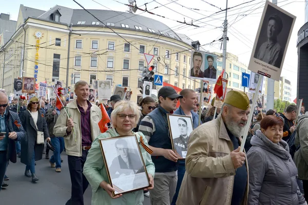KALININGRAD, RUSSIE - 09 MAI 2019 : Marche de personnes avec des portraits de participants à la Grande Guerre patriotique. Stock "Régiment immortel " — Photo
