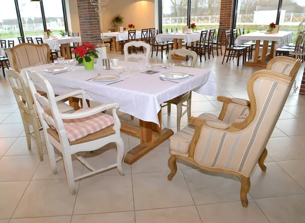 Mesa y sillas servidas en la sala del restaurante. Interior —  Fotos de Stock