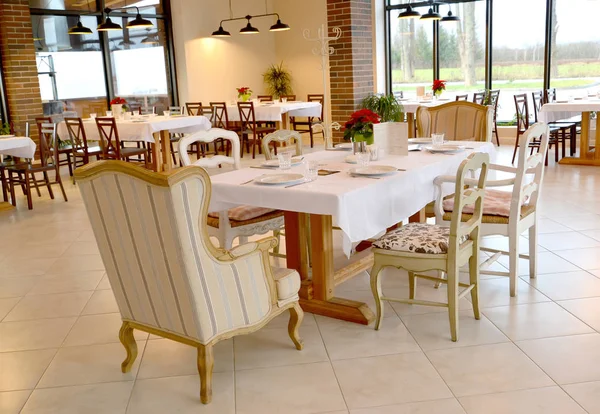 Mesa y sillas servidas en la sala del restaurante. Interior —  Fotos de Stock