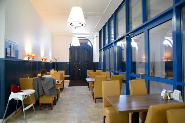 Salle à manger casher dans le bâtiment de la synagogue. Kaliningrad. Texte russe - Info — Photo