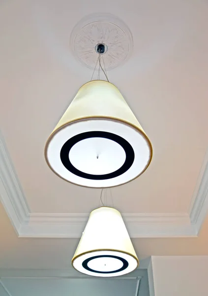 Twee hangende plafondlampen op het matte plafond in de gang — Stockfoto