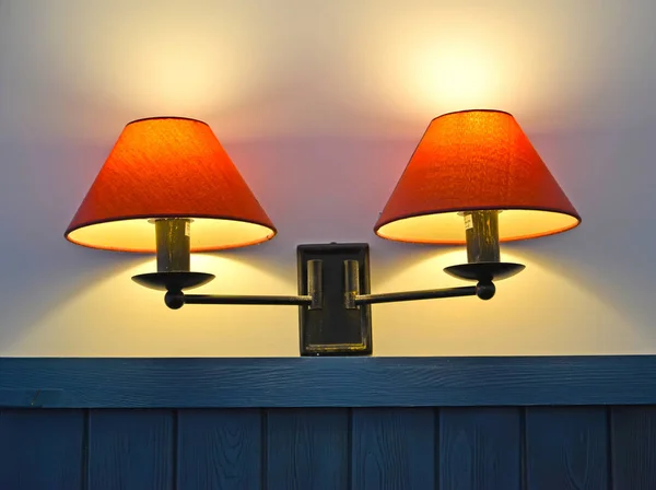 Lampa ścienna dwulampowa z czerwonymi abażami — Zdjęcie stockowe