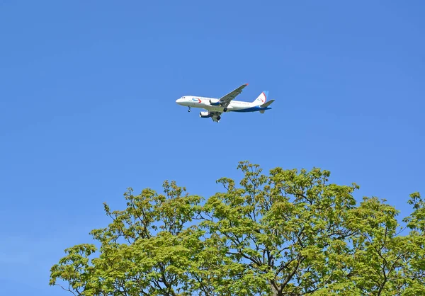 Kaliningrad, Rusland - 06 mei 2018: Ural Airlines Airbus A3a20 (Vq-Bqn) passagiersvliegtuig vliegt een zonnige lentedag — Stockfoto