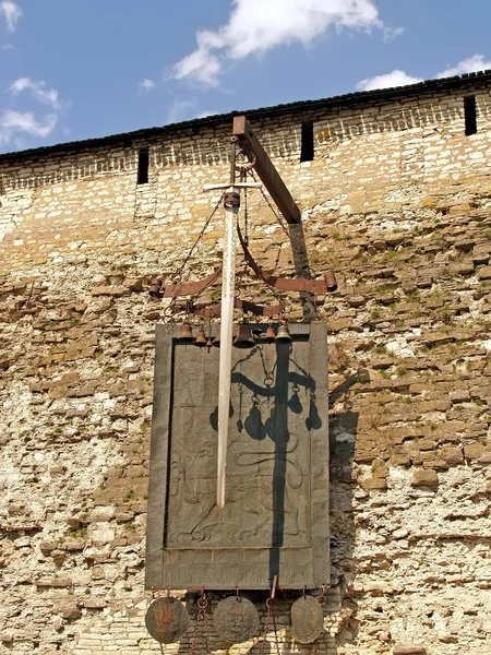 PSKOV, RUSSIA - MAY 08, 2010: Coat of arms and sword on the wall of the Pskov Krom (Kremlin). Russian text - Whoe comes with a sword will perish by the sword — Stock Photo, Image