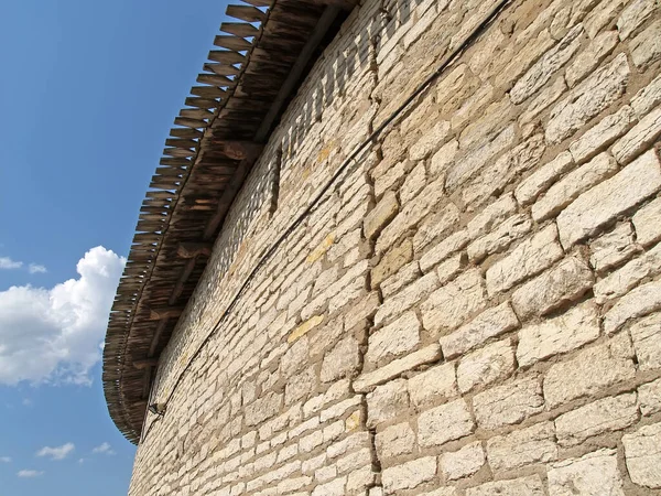 PSKOV, RÚSSIA - MAIO 08, 2010: Fragmento de uma fortificação do Pskov Krom (Kremlin ) — Fotografia de Stock