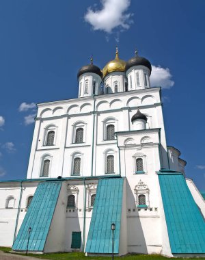 Pskov, Rusya - 08 Mayıs 2010: Mavi gökyüzünün arka planında Kutsal Üçlü Katedral