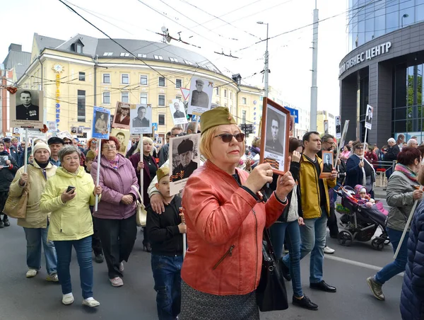 Kaliningrad, Ryssland - May 09, 2019: Människor håller porträtt av deltagare i det stora patriotiska kriget. Åtgärden "Odödliga regementet". — Stockfoto