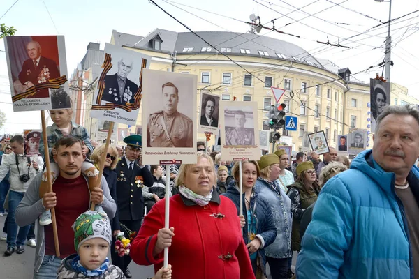 KALININGRAD, RUSSIE - 09 MAI 2019 : Procession de personnes avec portraits de participants à la Grande Guerre patriotique. L'action "Régiment immortel ". — Photo