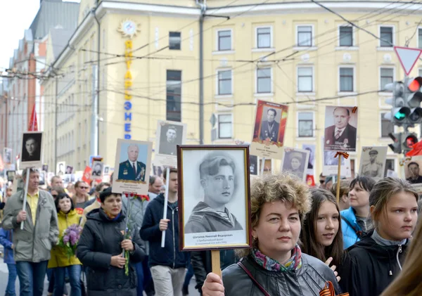 Kaliningrad, Ryssland - May 09, 2019: Människor håller porträtt av deltagare i det stora patriotiska kriget. Åtgärden "Odödliga regementet" — Stockfoto