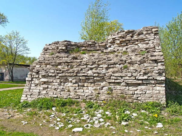 Ruínas da muralha da fortaleza no dia da primavera. Pskov. — Fotografia de Stock