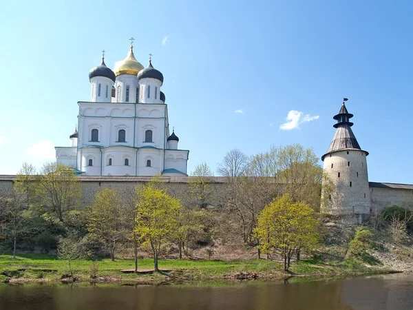 Pskov, Rusland - 08 mei 2010: Zicht op Pskovsky Krom (Kremlin) vanaf de kant van de rivier Pskova — Stockfoto