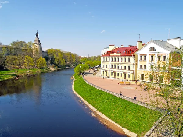 Pskov, Rusko - 08. května 2010: Pohled na Zlatý nábřeží a řeku Pskovu — Stock fotografie