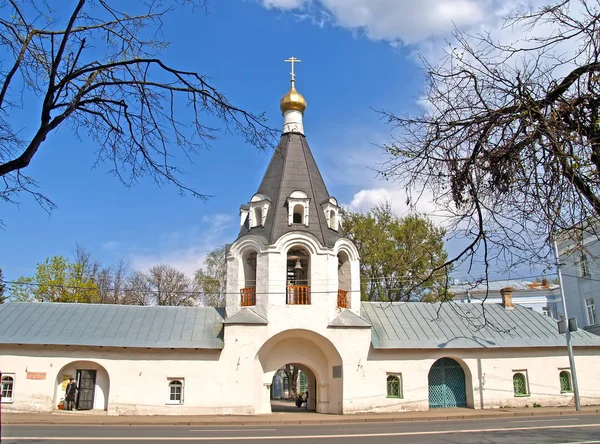 Mikhail és Gábriel arkangyalok temploma tavasszal. Pszkov — Stock Fotó