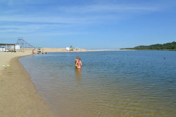 İnsanlar Baltık Denizi 'nin gölünde yıkanır. — Stok fotoğraf