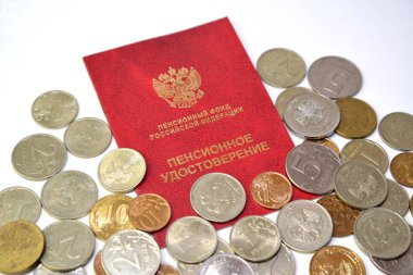 Emeklilik belgesi Rusya 'nın metal parasının üzerinde. Rusça metin - emeklilik belgesi