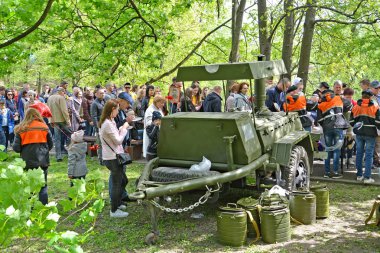 Kaliningrad, Rusya - 09 Mayıs 2019: Mutfaktan bedava sıcak yiyecek dağıtımı. Zafer Günü Kutlaması