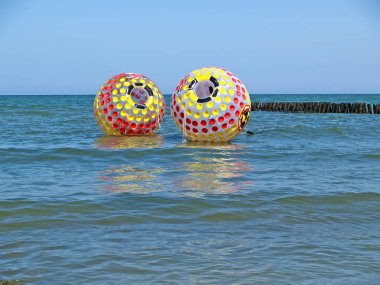   Zelenogradsk, Rusya - 05 Ağustos 2009: Baltık Denizi yaz gününde Aquazorbing