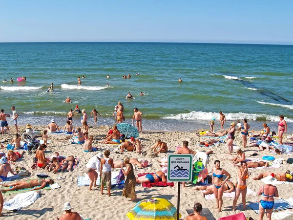 Zelenogradsk Rosja Sierpnia 2009 Miejska Plaża Nad Morzem Bałtyckim Tekst — Zdjęcie stockowe