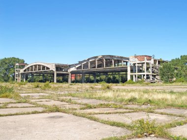 Eski Alman Noitif havaalanı uçak hangarlarının kalıntıları. Baltiysk, Kalininingrad bölgesi