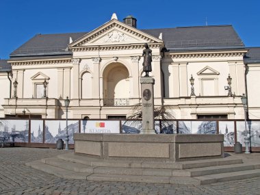 Klaipeda, Litvanya - 14 Mart 2012: Drama Tiyatrosu ve Şair Simon Dah Anıtı